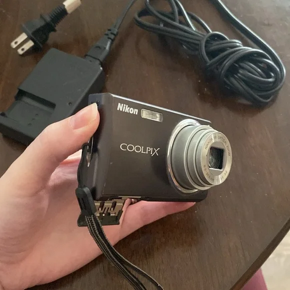 Nikon Coolpix Digital Camera with Charger - Picture 6 of 8